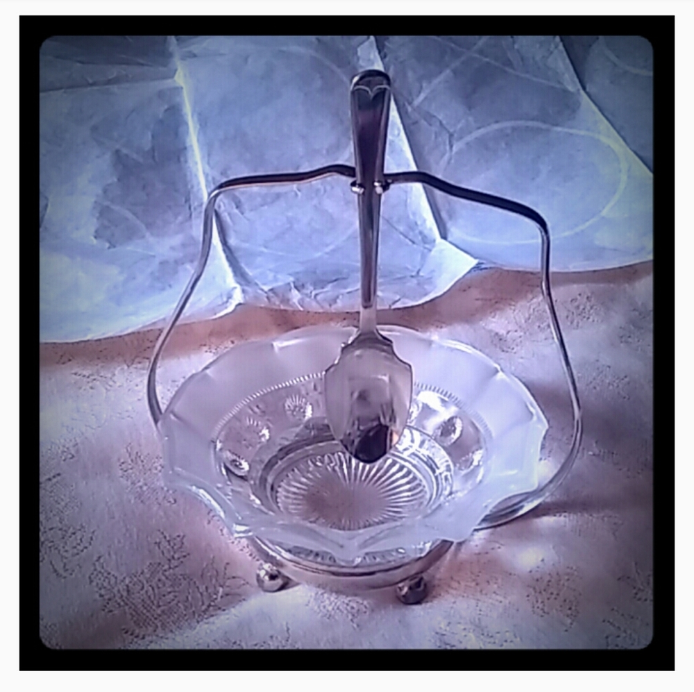 Vintage Frosted Ruffle Dish w/Serving Spoon